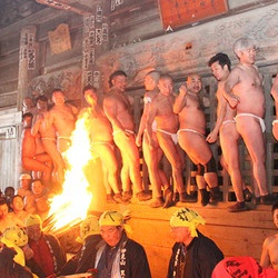 蘇民祭 紅葉の境内で争奪戦 黒石寺で蘇民祭行事 本番前に一部体験【奥州 ...