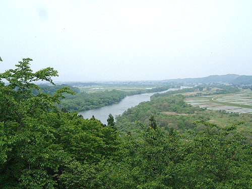 展望台から北上川を望む