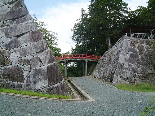 A corridor bridge connecting the Ninomaru and the Honmaru [76KB]