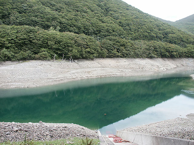 Sabiuchi reservoir where the iron mountain sleeps in the lake bottom