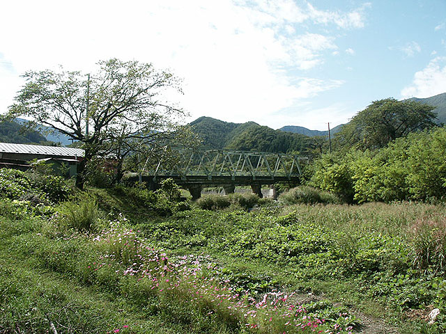 砂子渡高炉に残る旧鉄道の橋