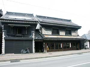 県内の商家「依田養商店」