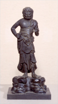 青铜不动的国王雕像