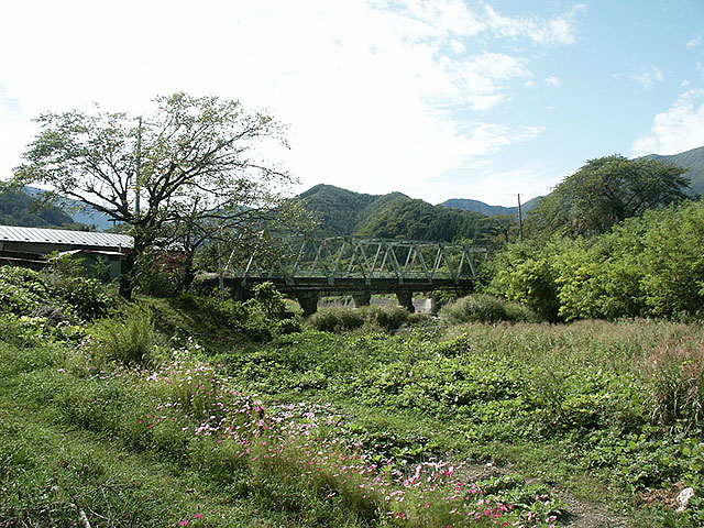 保持在Sandoco熔爐的老鐵路橋